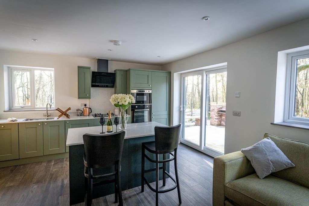 Padley; Woodland With Hot Tub For 2-4 In The Staffordshire Moorlands Holiday home