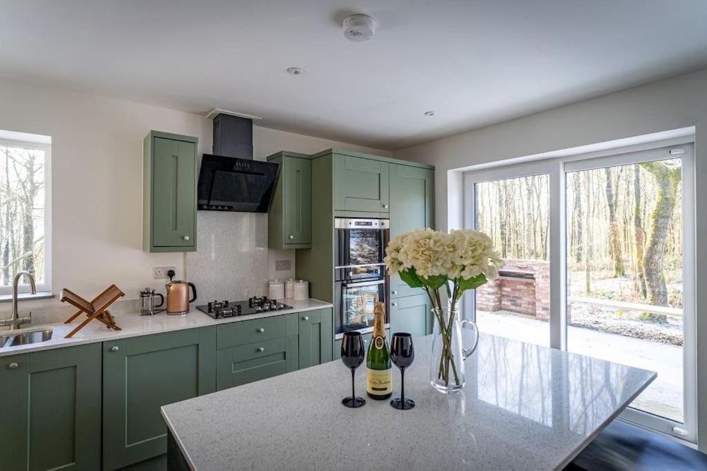 Padley; Woodland With Hot Tub For 2-4 In The Staffordshire Moorlands Oakamoor