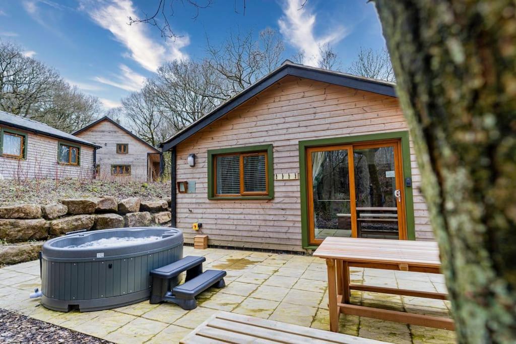 Padley; Woodland With Hot Tub For 2-4 In The Staffordshire Moorlands Holiday home Oakamoor