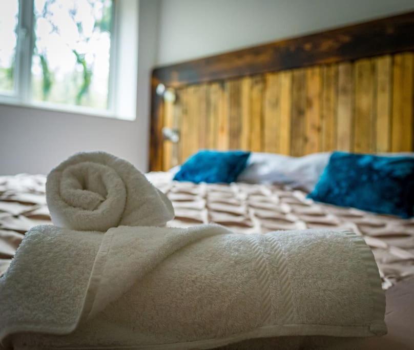 Padley; Woodland With Hot Tub For 2-4 In The Staffordshire Moorlands Oakamoor