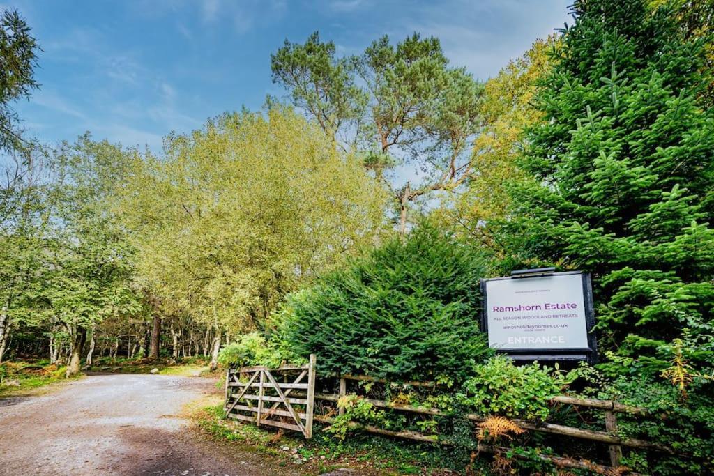Padley; Woodland With Hot Tub For 2-4 In The Staffordshire Moorlands Holiday home *