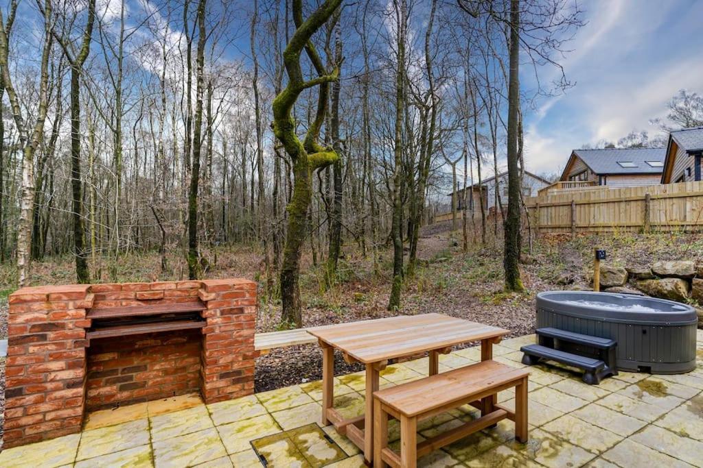Padley; Woodland With Hot Tub For 2-4 In The Staffordshire Moorlands Holiday home Oakamoor