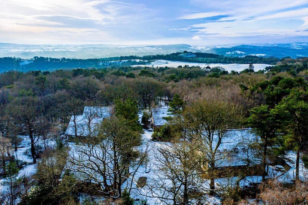 Padley; Woodland With Hot Tub For 2-4 In The Staffordshire Moorlands Oakamoor