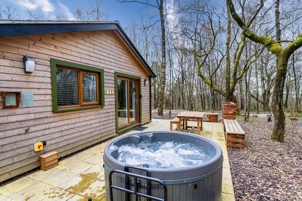 Padley; Woodland With Hot Tub For 2-4 In The Staffordshire Moorlands Holiday home